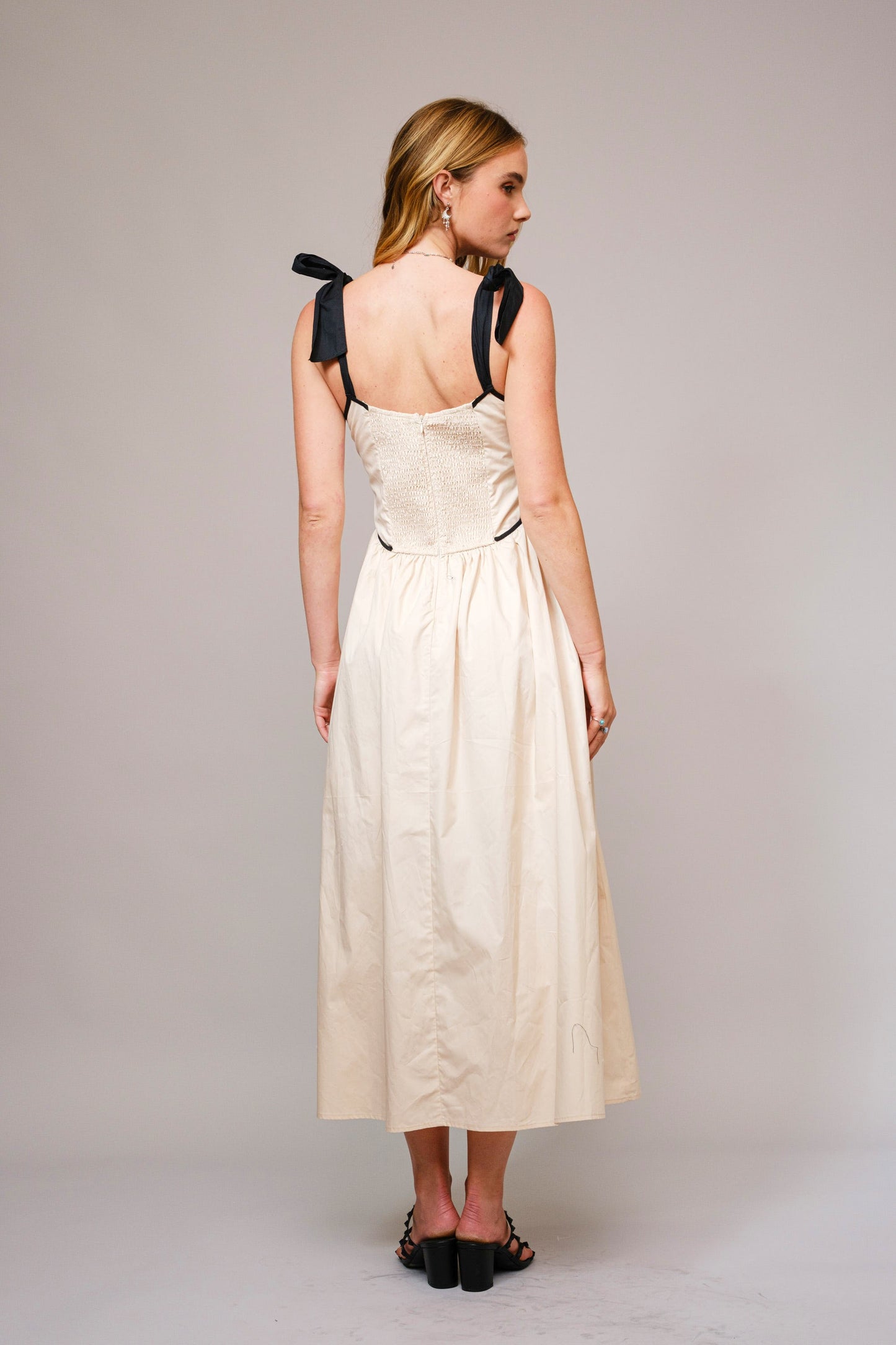 Vestido Midi Ivory con Lazos