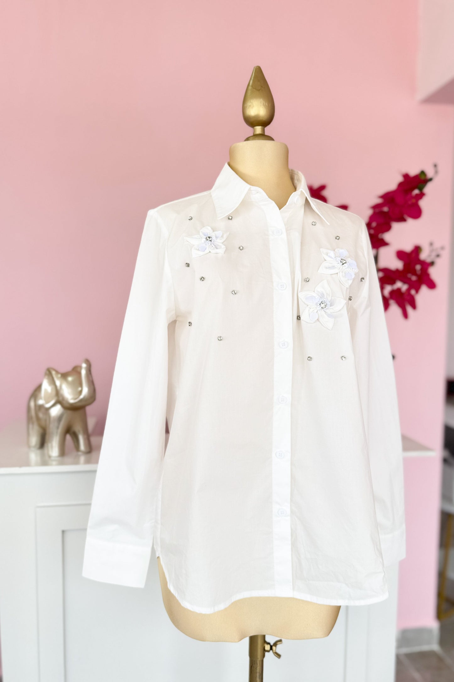 Camisa Blanca con Flores 3D y Cristales