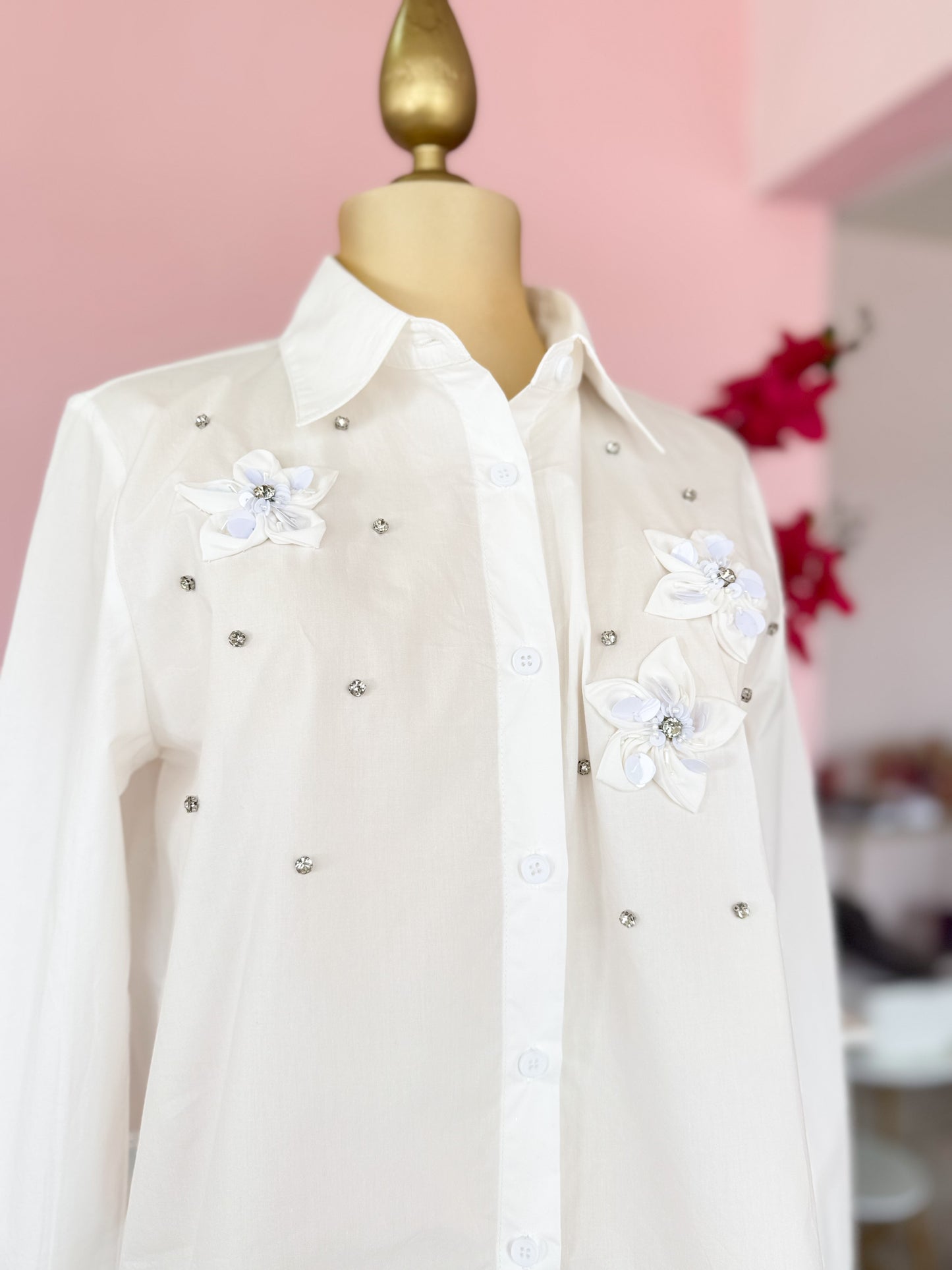 🌼 Camisa Blanca con Flores 3D y Cristales 🌼