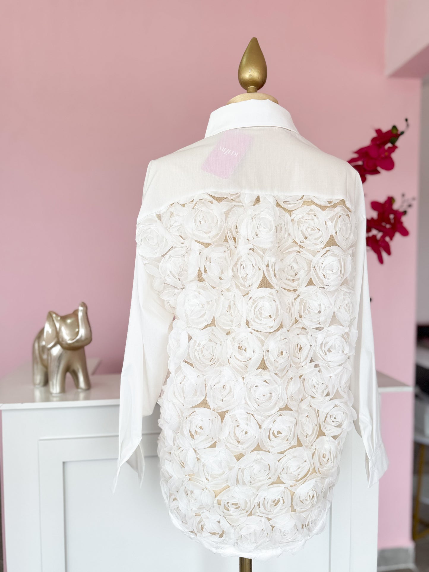 Camisa Blanca con Espalda de Rosas 3D