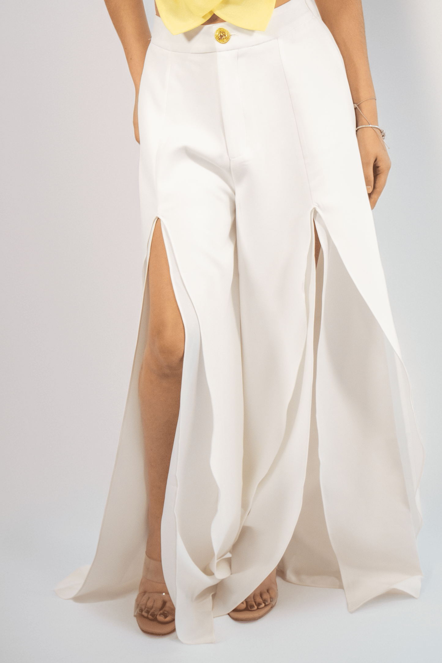 Pantalón blanco con aberturas frontales