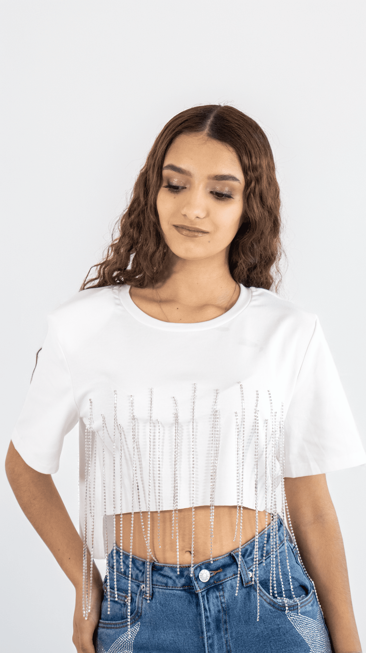 Top blanco crop con flecos de cristal