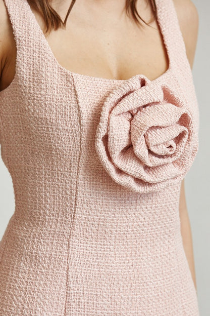 Conjunto de Top y Falda Mini en Tweed con Detalles de Rosa