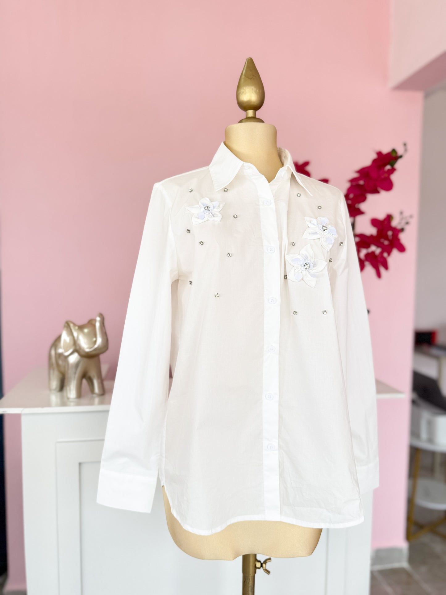 🌼 Camisa Blanca con Flores 3D y Cristales 🌼