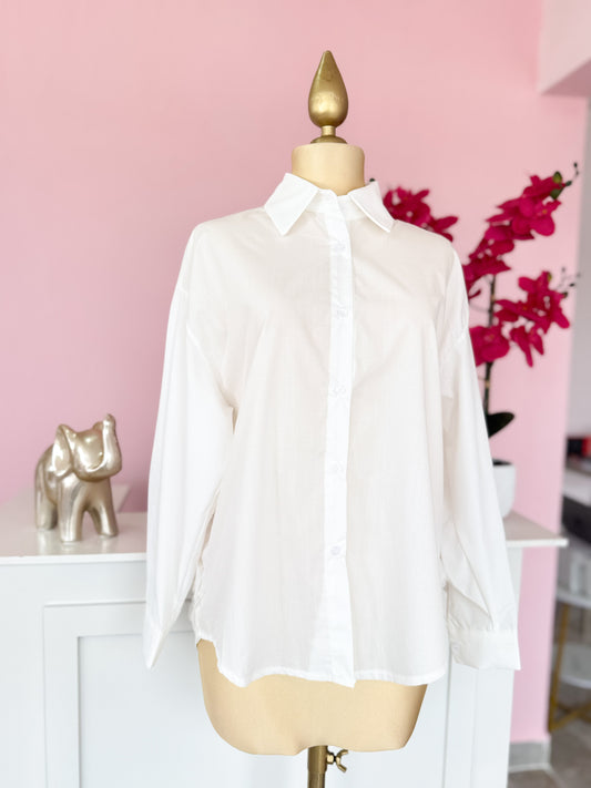 Camisa Blanca con Espalda de Rosas 3D