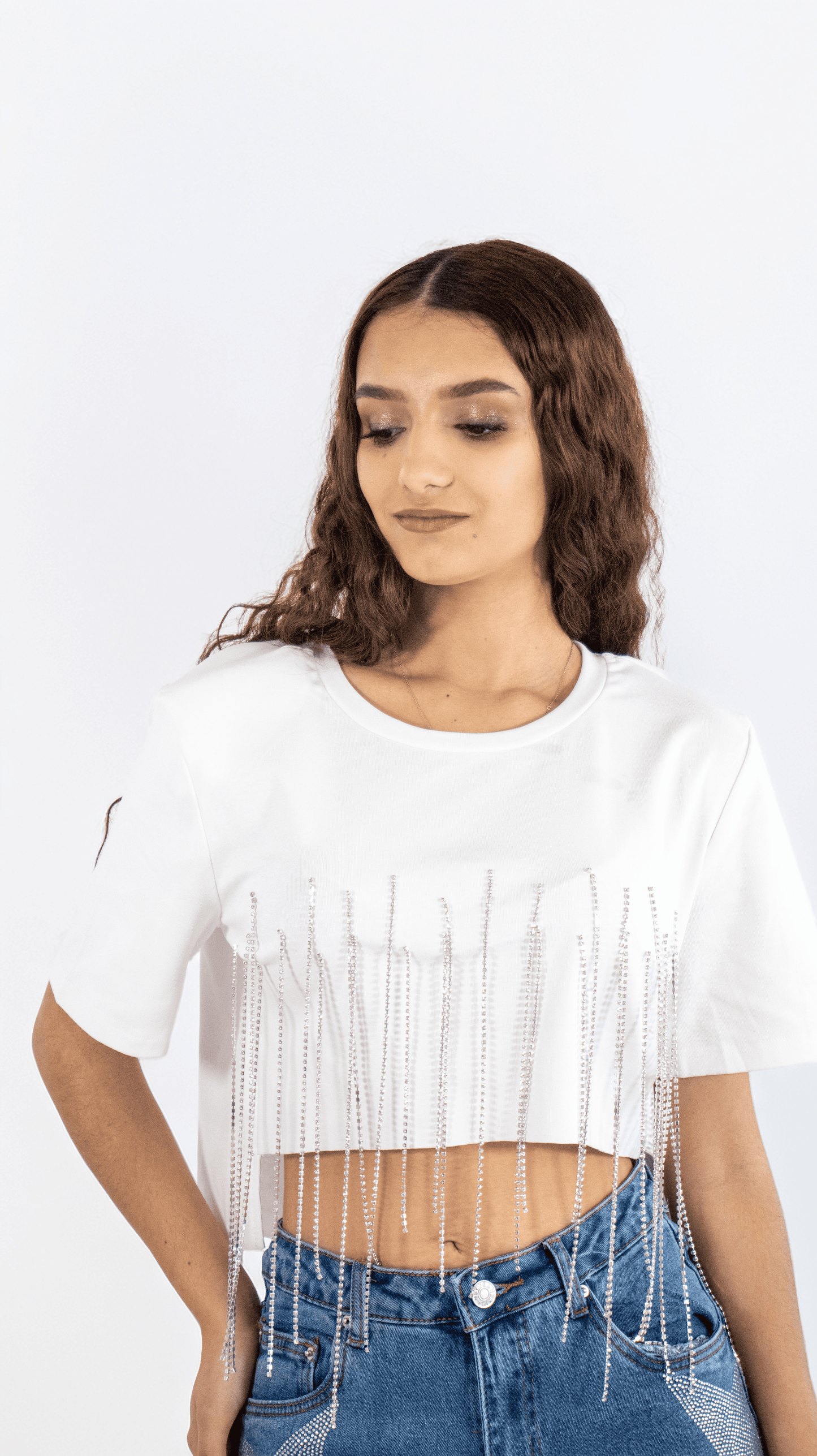 Top blanco crop con flecos de cristal